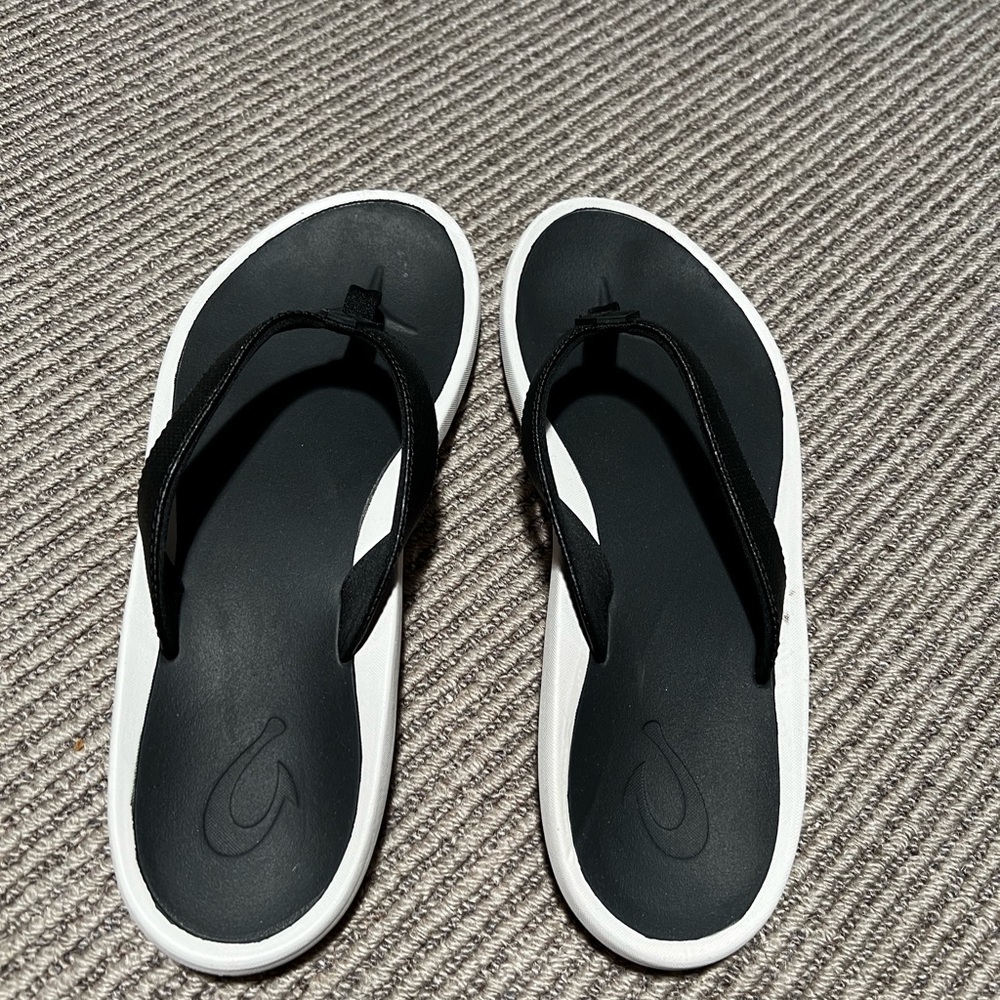 Size 8 Olukai Sandals